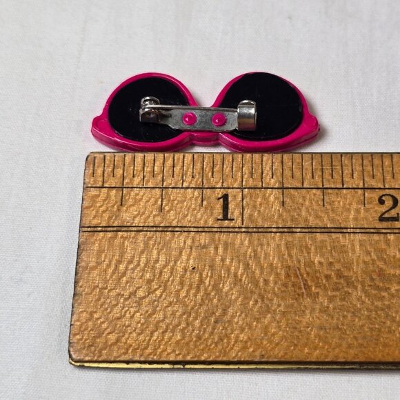 Vintage 80s Novelty Resin Pins Girl With Bunny School Bus Sunglasses Lot of 3 - Picture 8 of 10